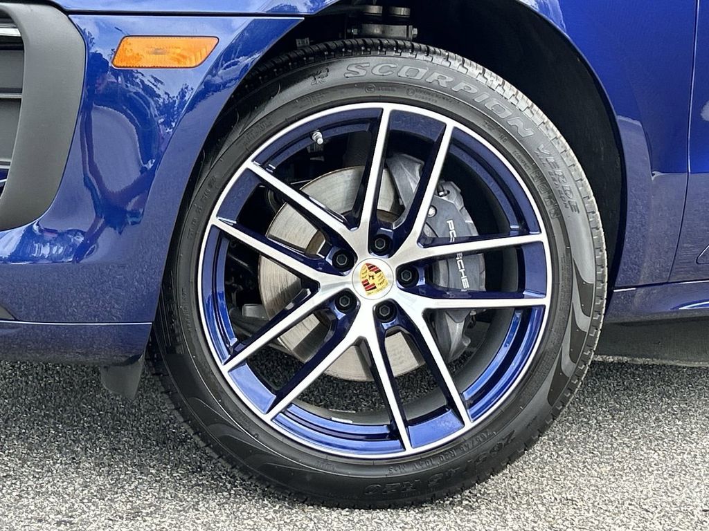 2025 Porsche Macan Base photo 14