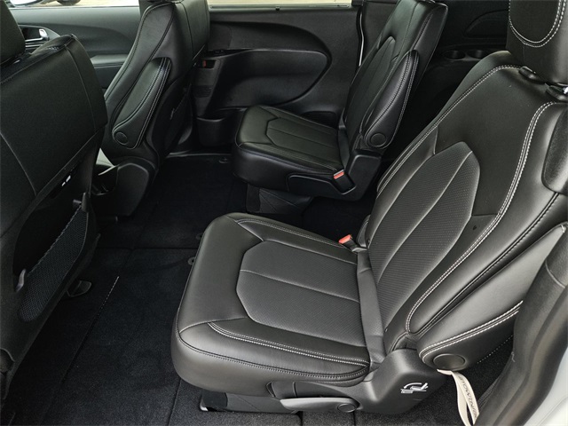 2025 Chrysler Pacifica photo 12
