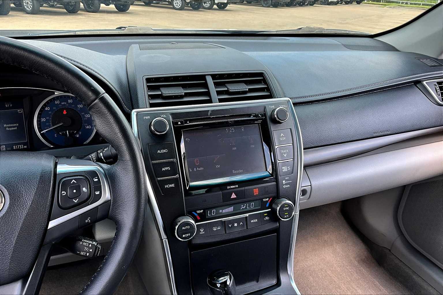2016 Toyota Camry XLE photo 6