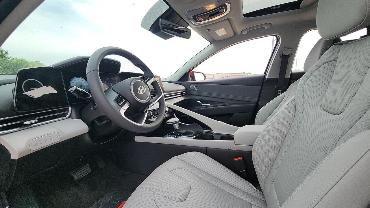 2025 Hyundai Elantra Limited photo 3