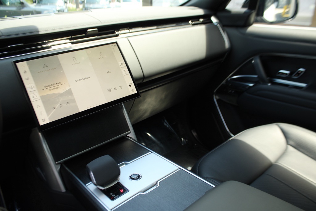2024 Land Rover Range Rover SE photo 12