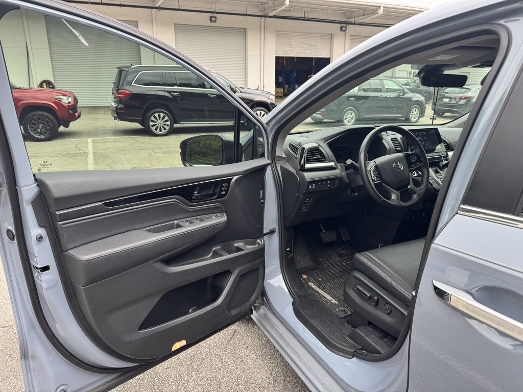 2024 Honda Odyssey Touring photo 2