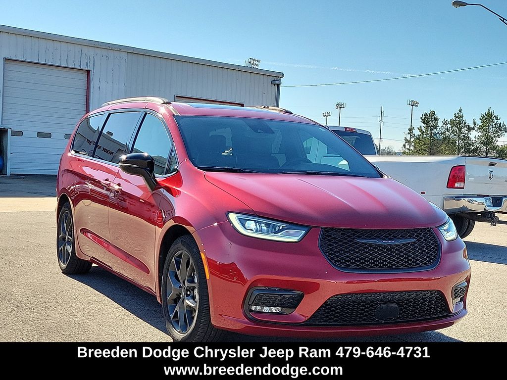 2025 Chrysler Pacifica Limited's photo