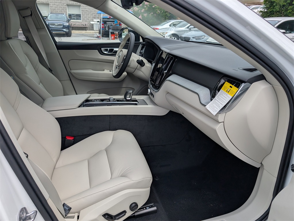 2025 Volvo XC60 Hybrid T8 Plus photo 4