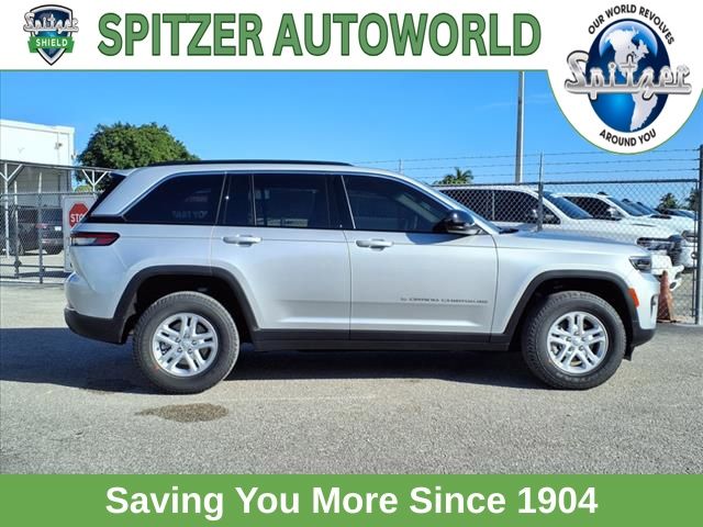 2025 Jeep Grand Cherokee Laredo photo 3
