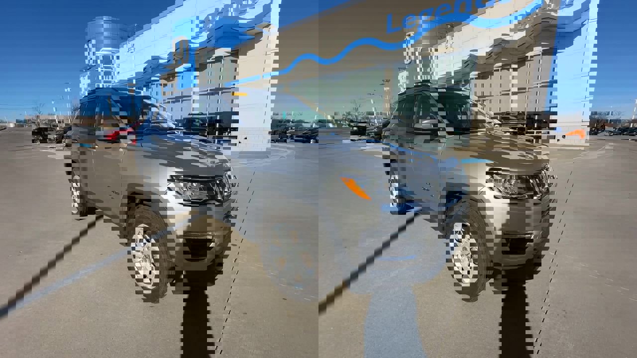 Used 2019 Jeep Compass Latitude with VIN 3C4NJDBB9KT628556 for sale in Kansas City