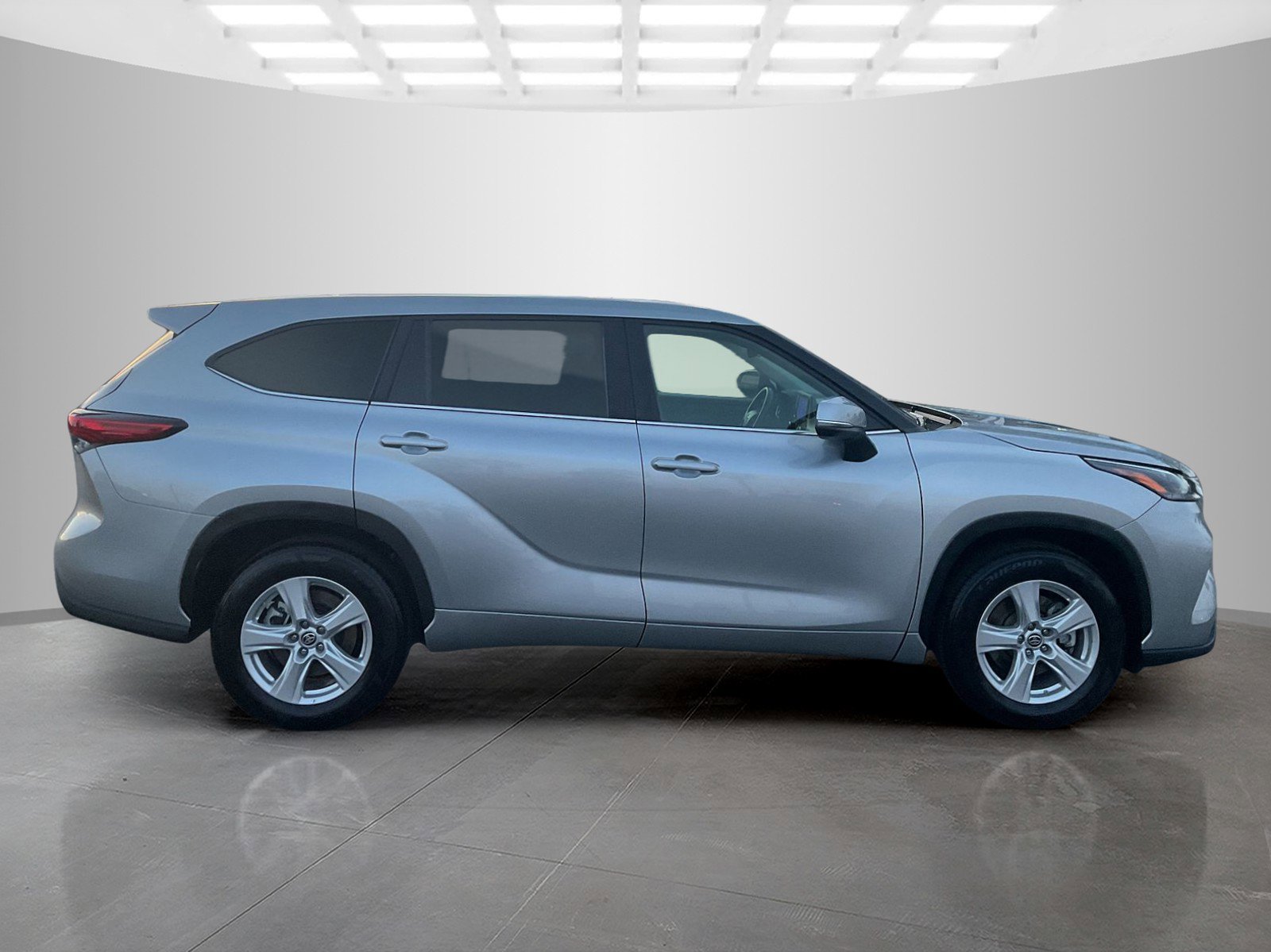 2023 Toyota Highlander LE photo 2
