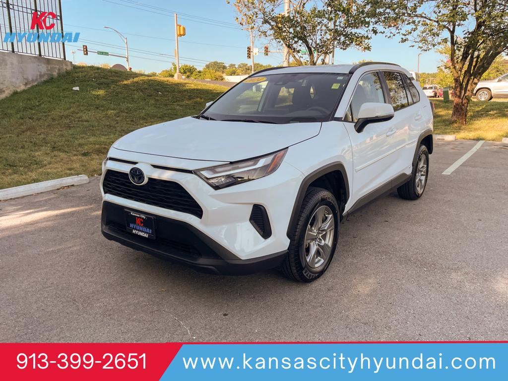 2024 Toyota RAV4 LE's photo