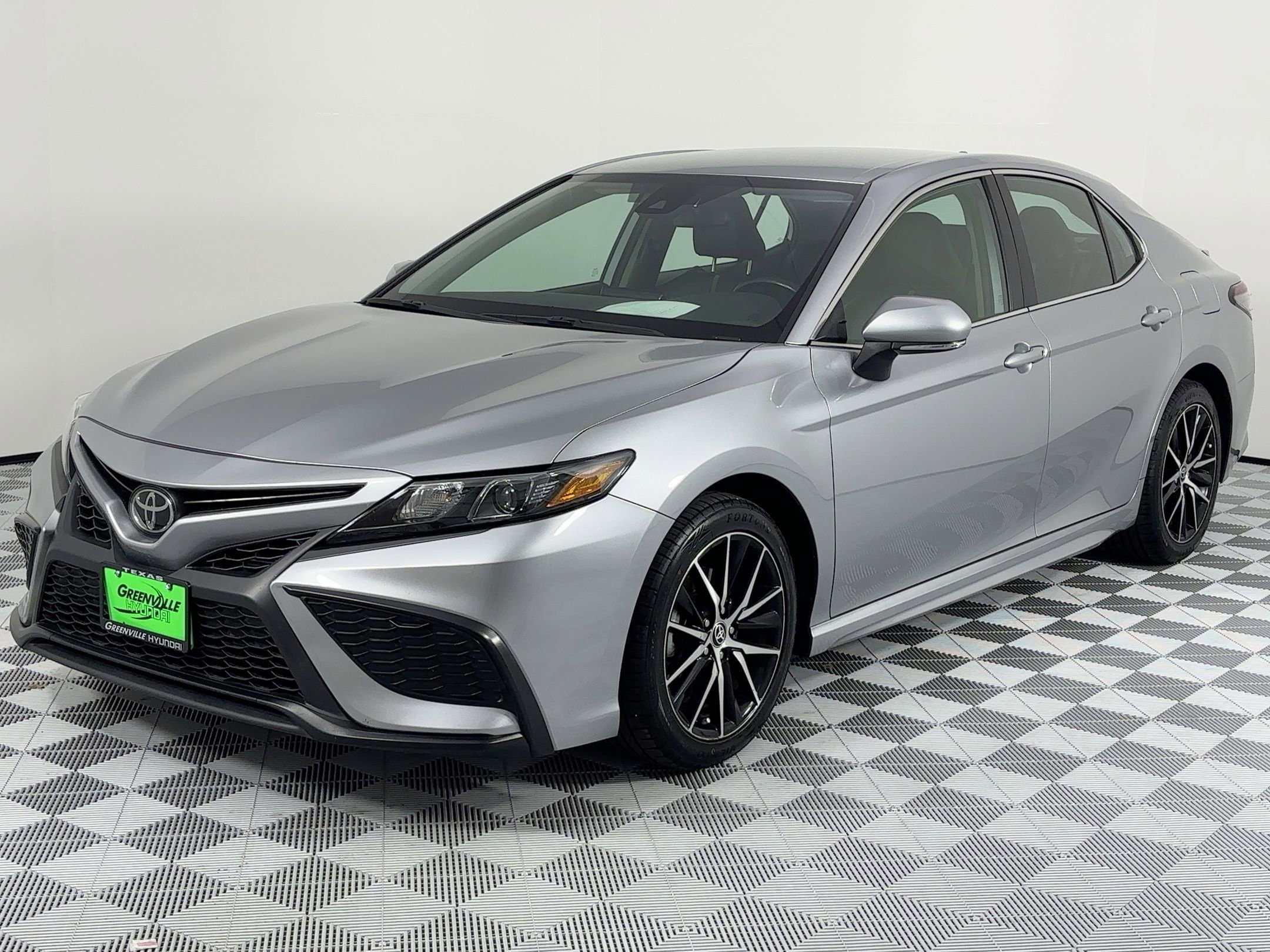 2024 Toyota Camry SE's photo