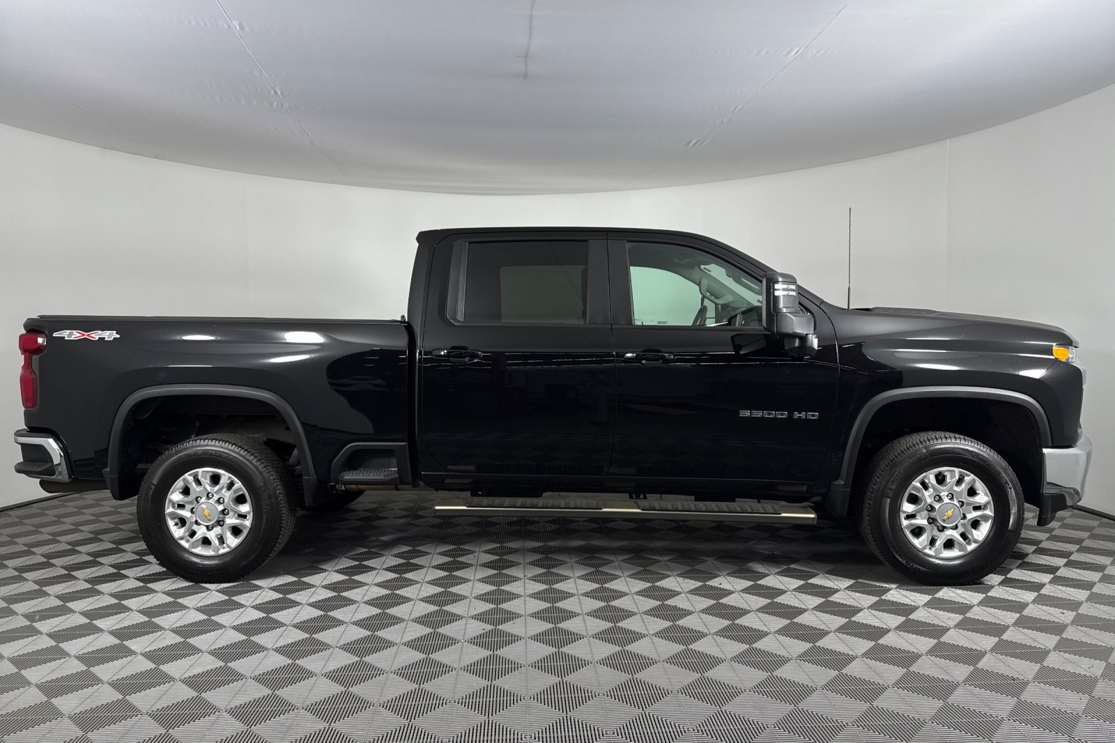 2023 Chevrolet Silverado 3500HD LT photo 3