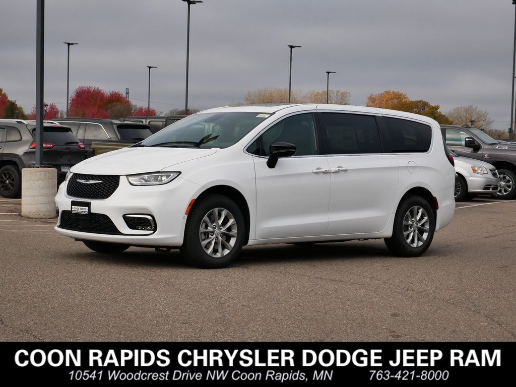 2026 Chrysler Pacifica Select's photo