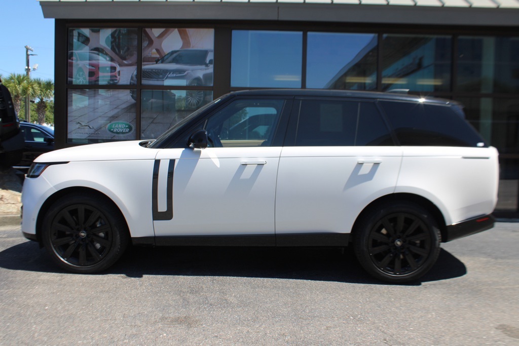 2023 Land Rover Range Rover SE photo 2