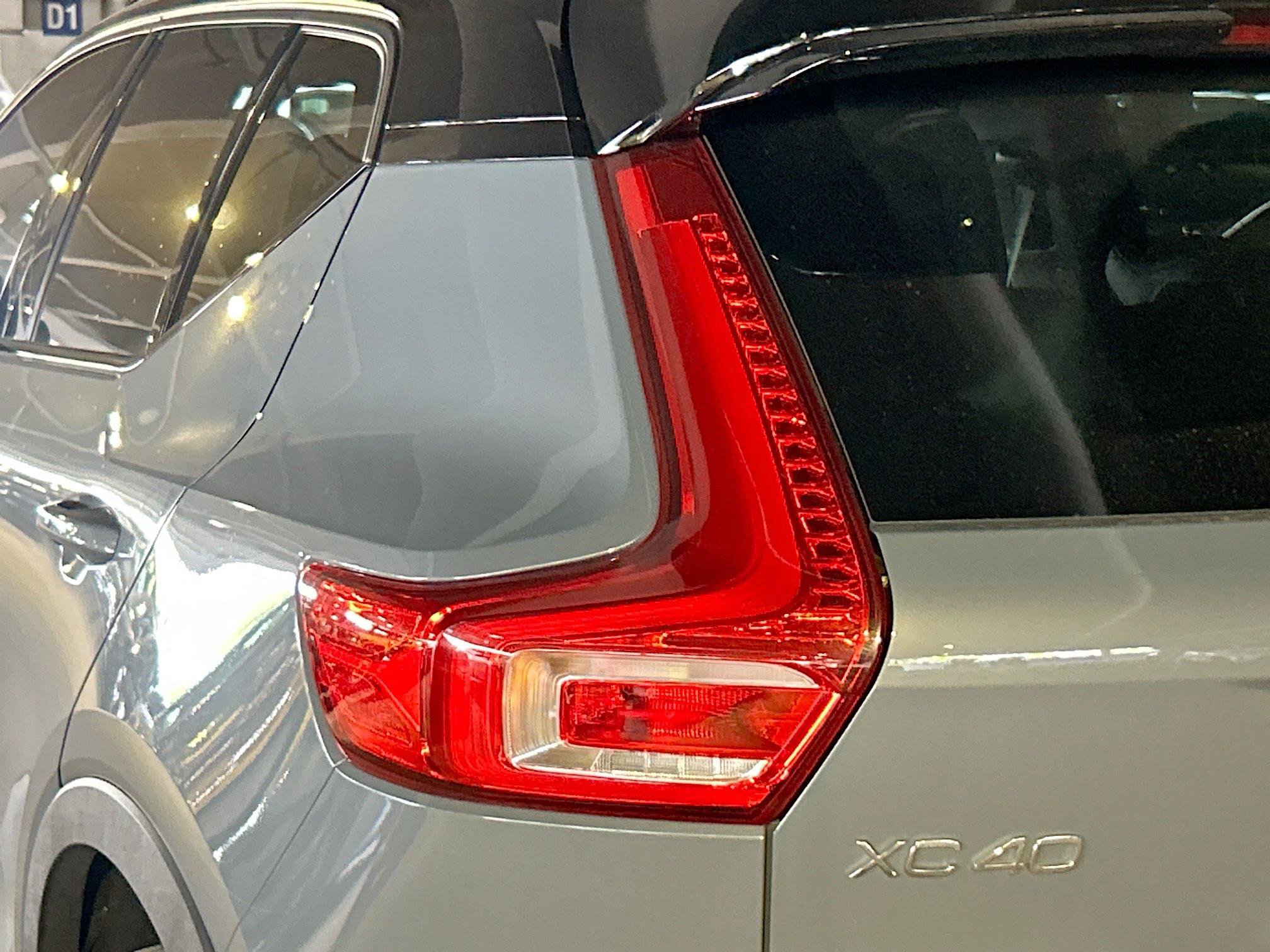 2021 Volvo XC40 R-Design AWD photo 7