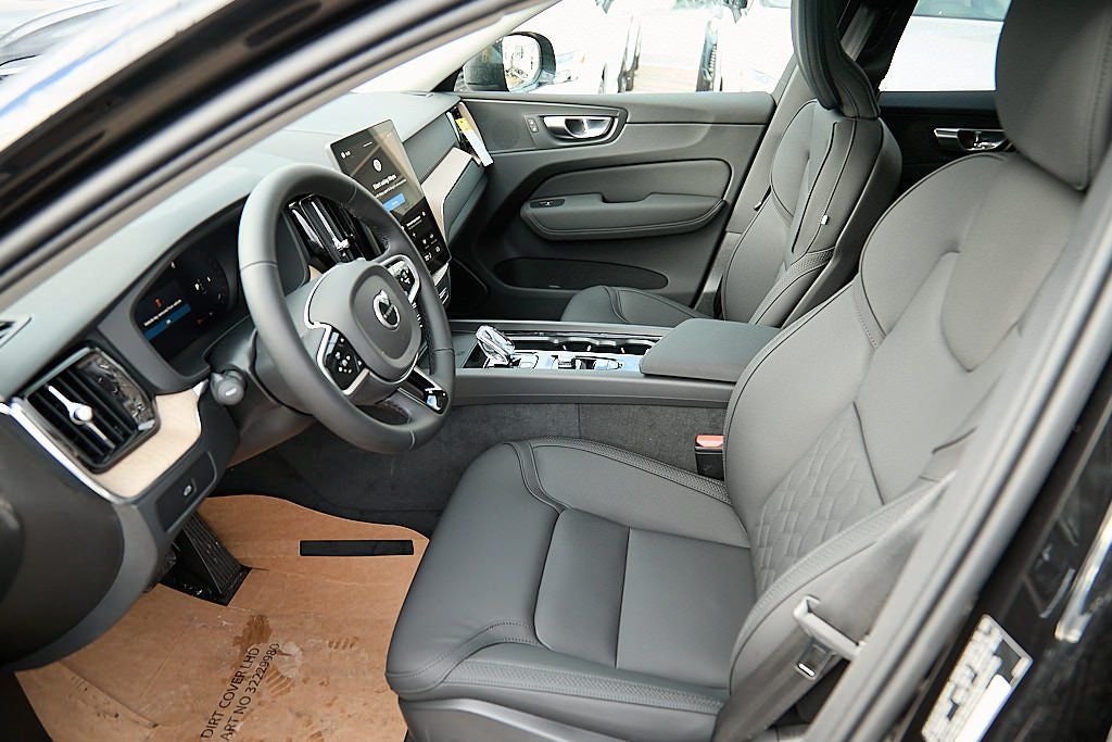 2026 VOLVO XC60 - Image 17