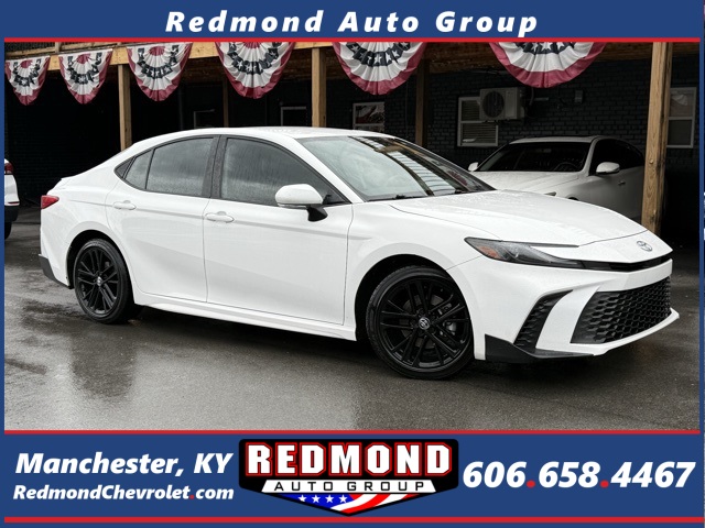 2025 Toyota Camry SE's photo