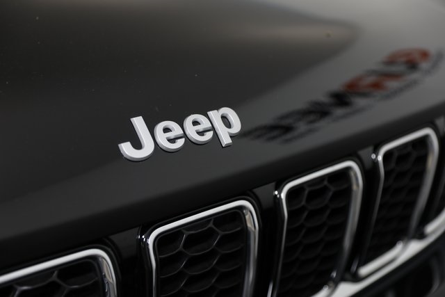 2025 Jeep Grand Cherokee Overland photo 16