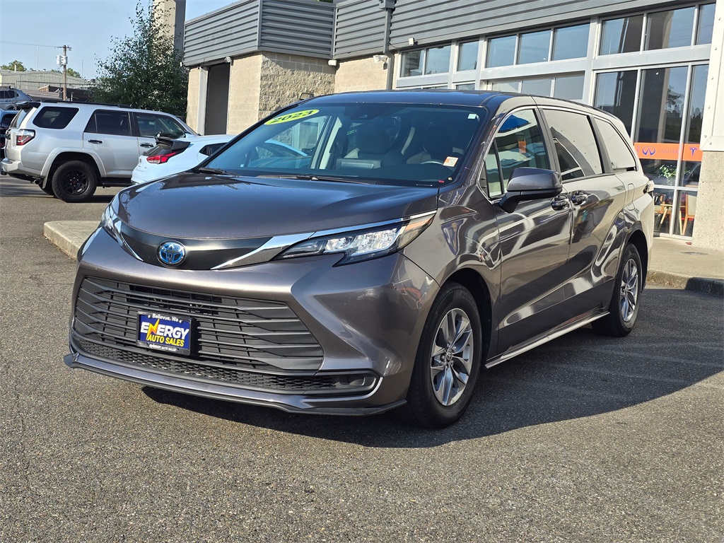 2023 Toyota Sienna LE photo 2