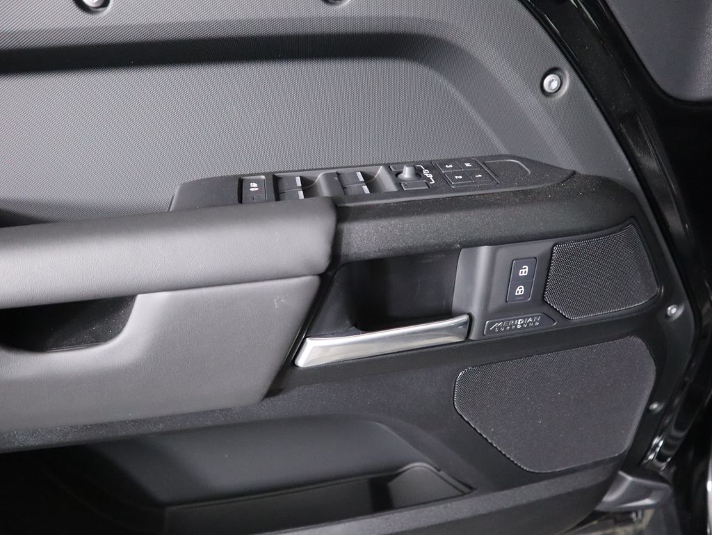 2025 Land Rover Defender 130 V8 photo 22