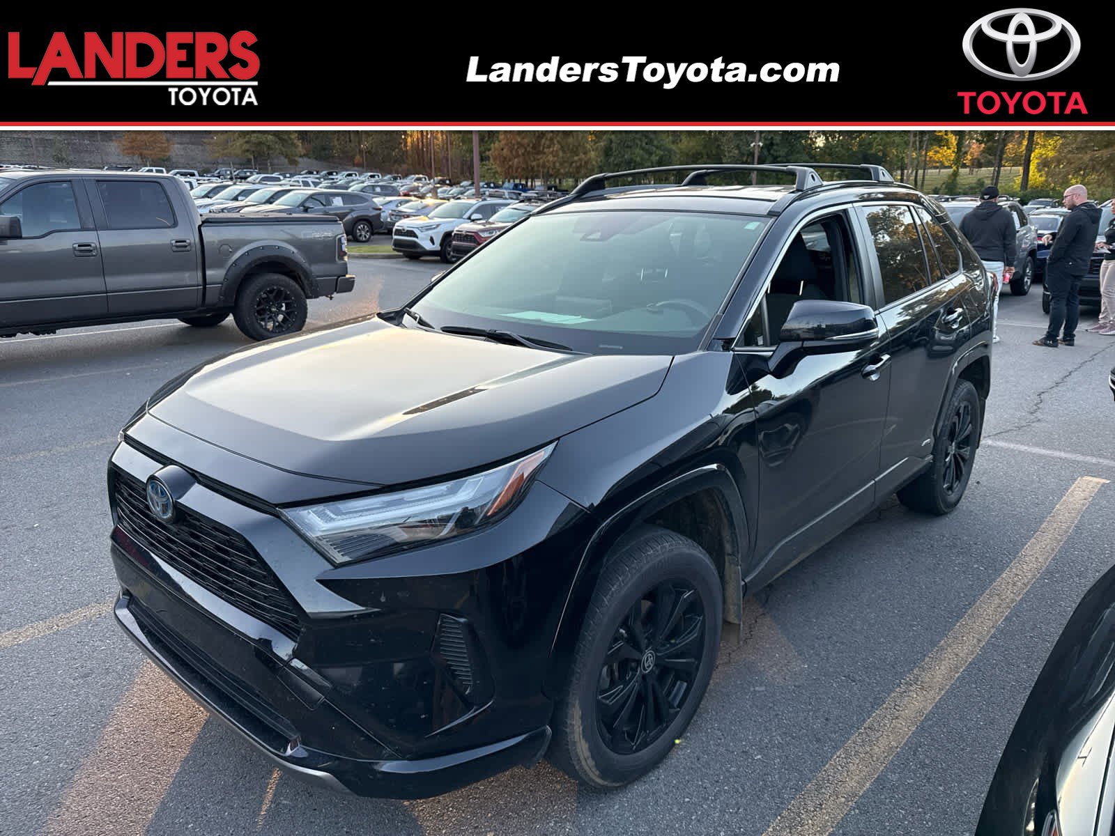2023 Toyota RAV4 SE's photo