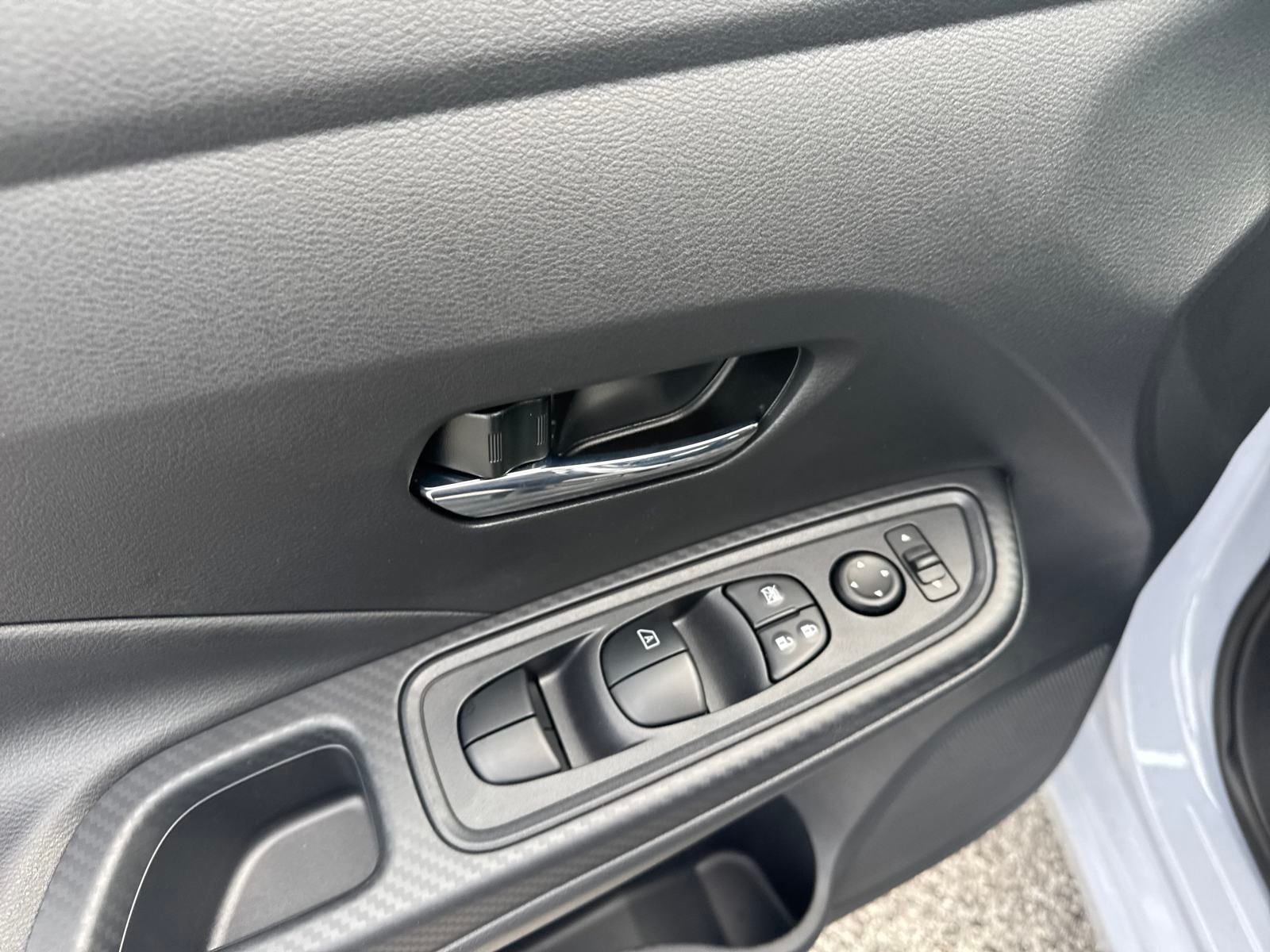 2025 Nissan Versa 1.6 SV photo 11