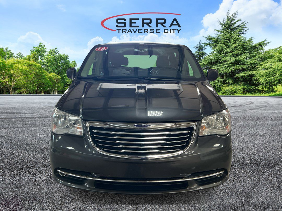 2016 Chrysler Town & Country Touring photo 2