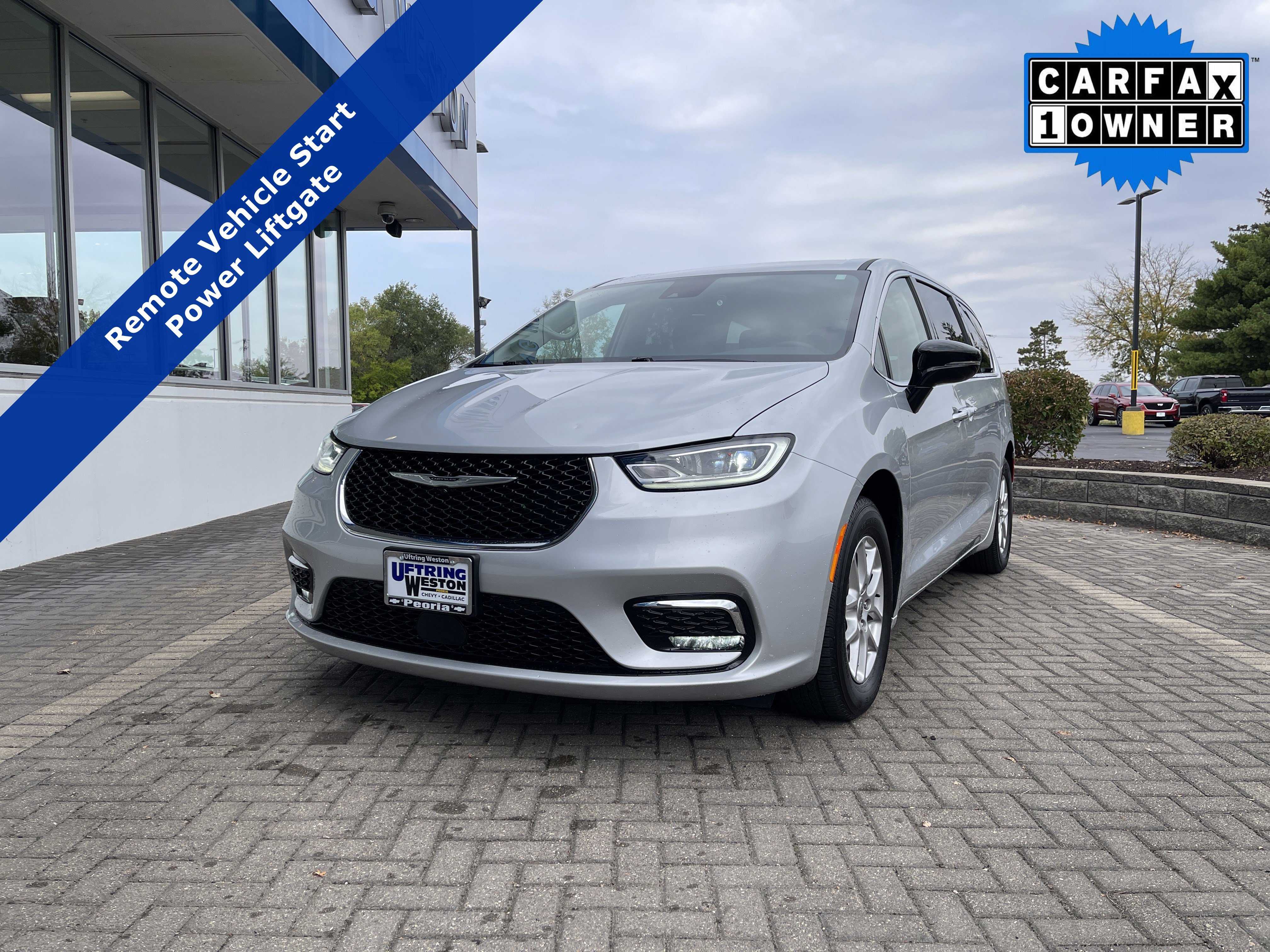 2024 Chrysler Pacifica Touring L's photo