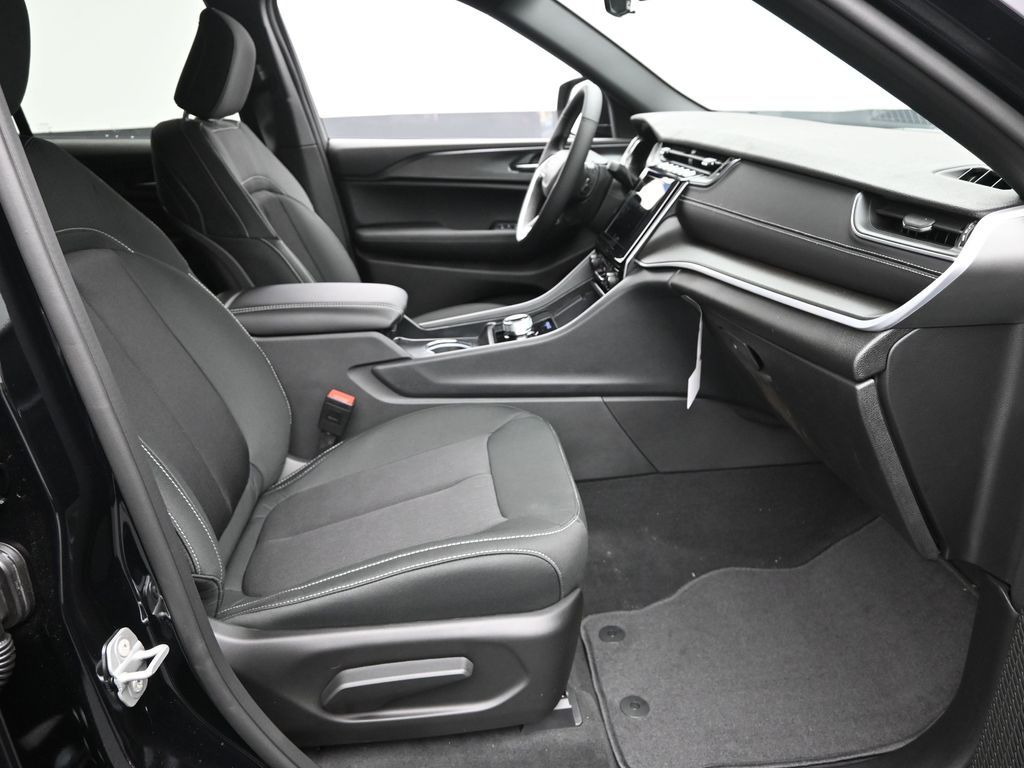 2025 Jeep Grand Cherokee Laredo X photo 2