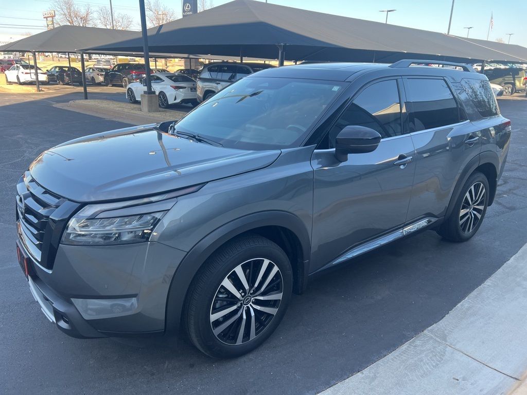 2024 Nissan Pathfinder Platinum's photo