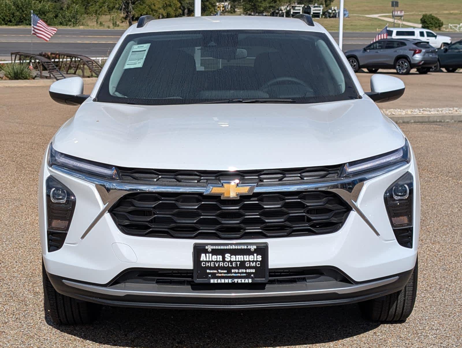2025 Chevrolet Trax LT photo 2