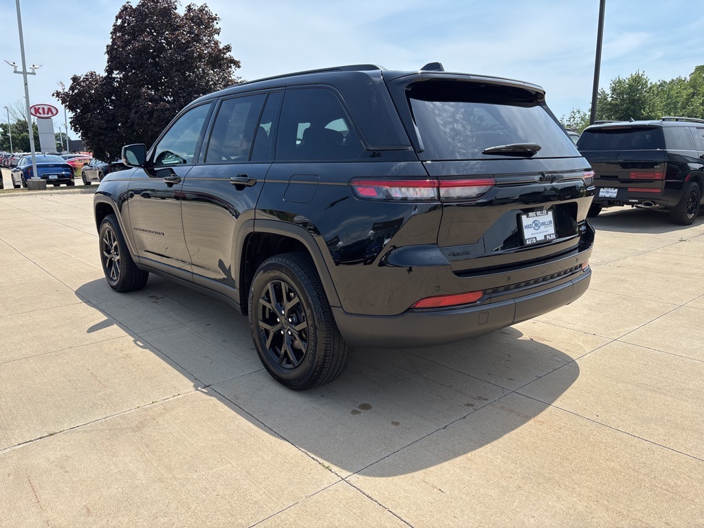 2024 Jeep Grand Cherokee Altitude photo 3