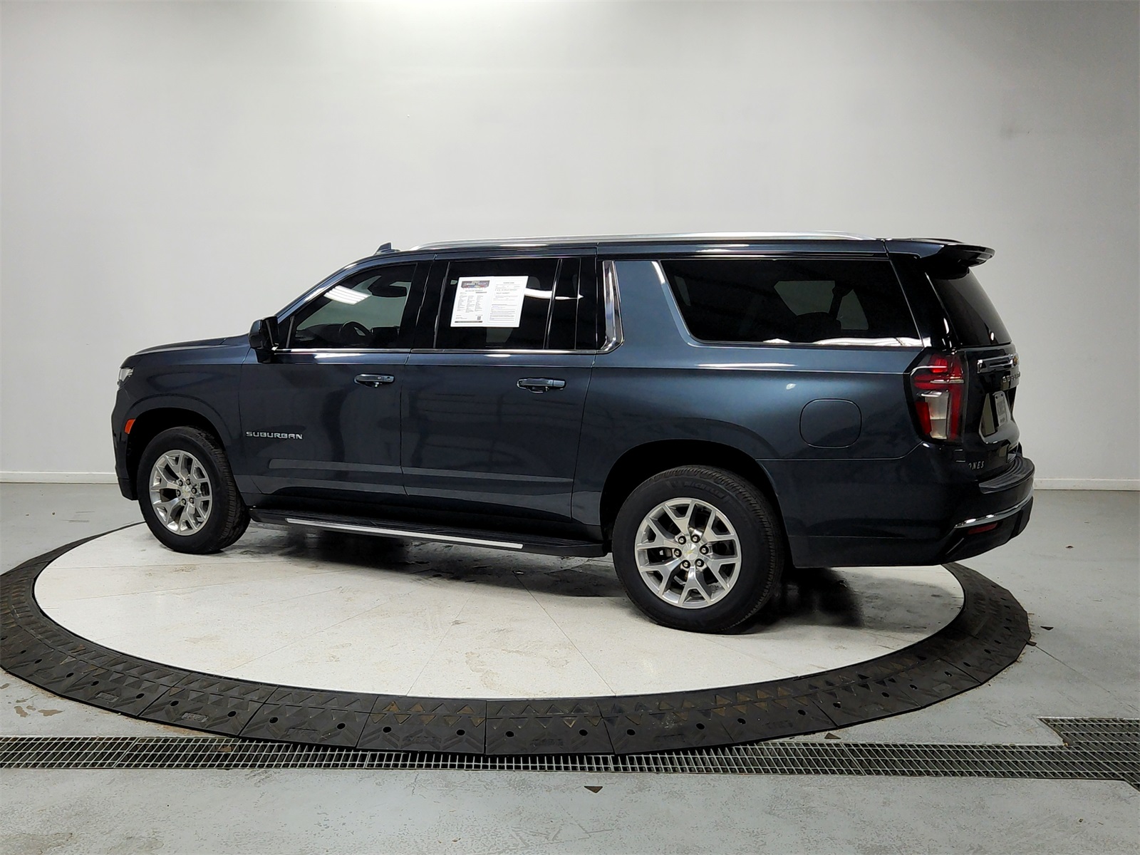 2021 Chevrolet Suburban LT photo 4