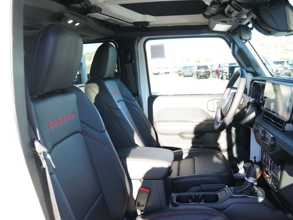 New 2026 Bright White Clear-Coat Exterior Paint Jeep Rubicon image 20