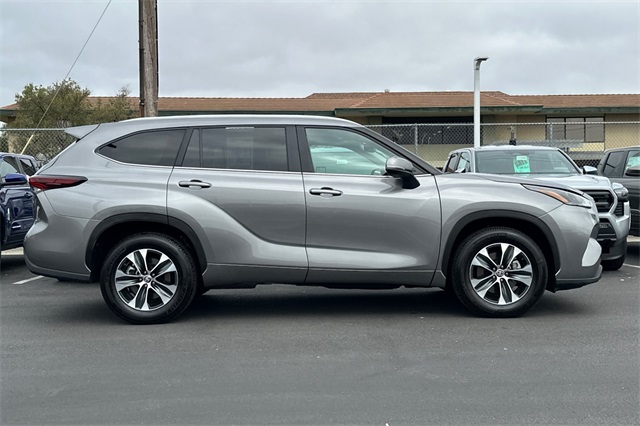 2025 Toyota Highlander XLE photo 3