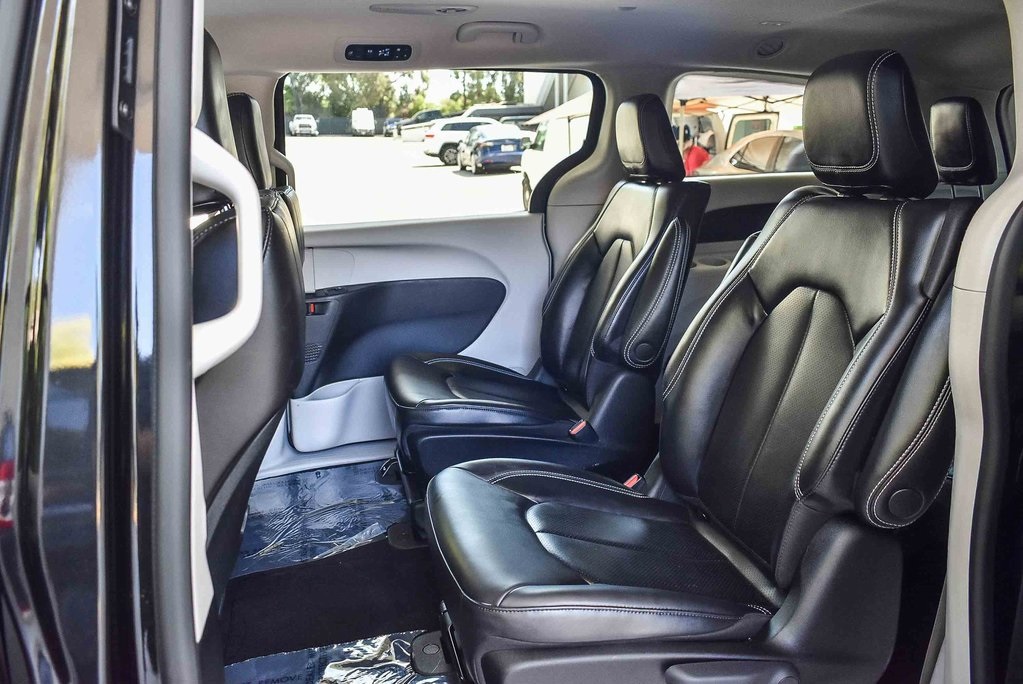 2023 Chrysler Pacifica Hybrid Touring L photo 16