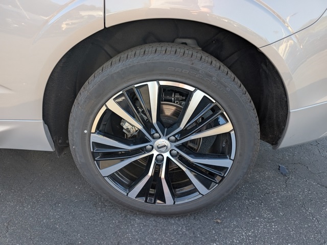 2025 Volvo XC60 B5 Plus photo 9