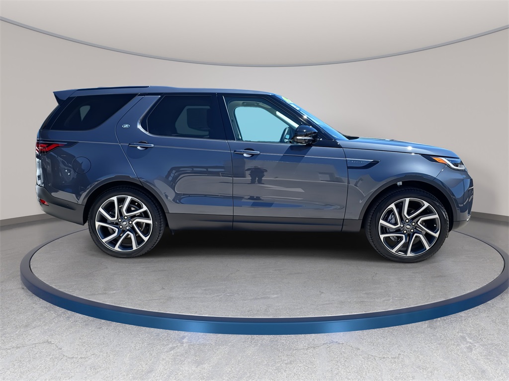 2025 Land Rover Discovery S photo 3