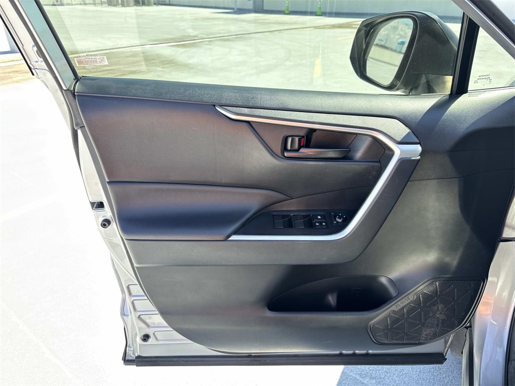 2023 Toyota RAV4 LE photo 18