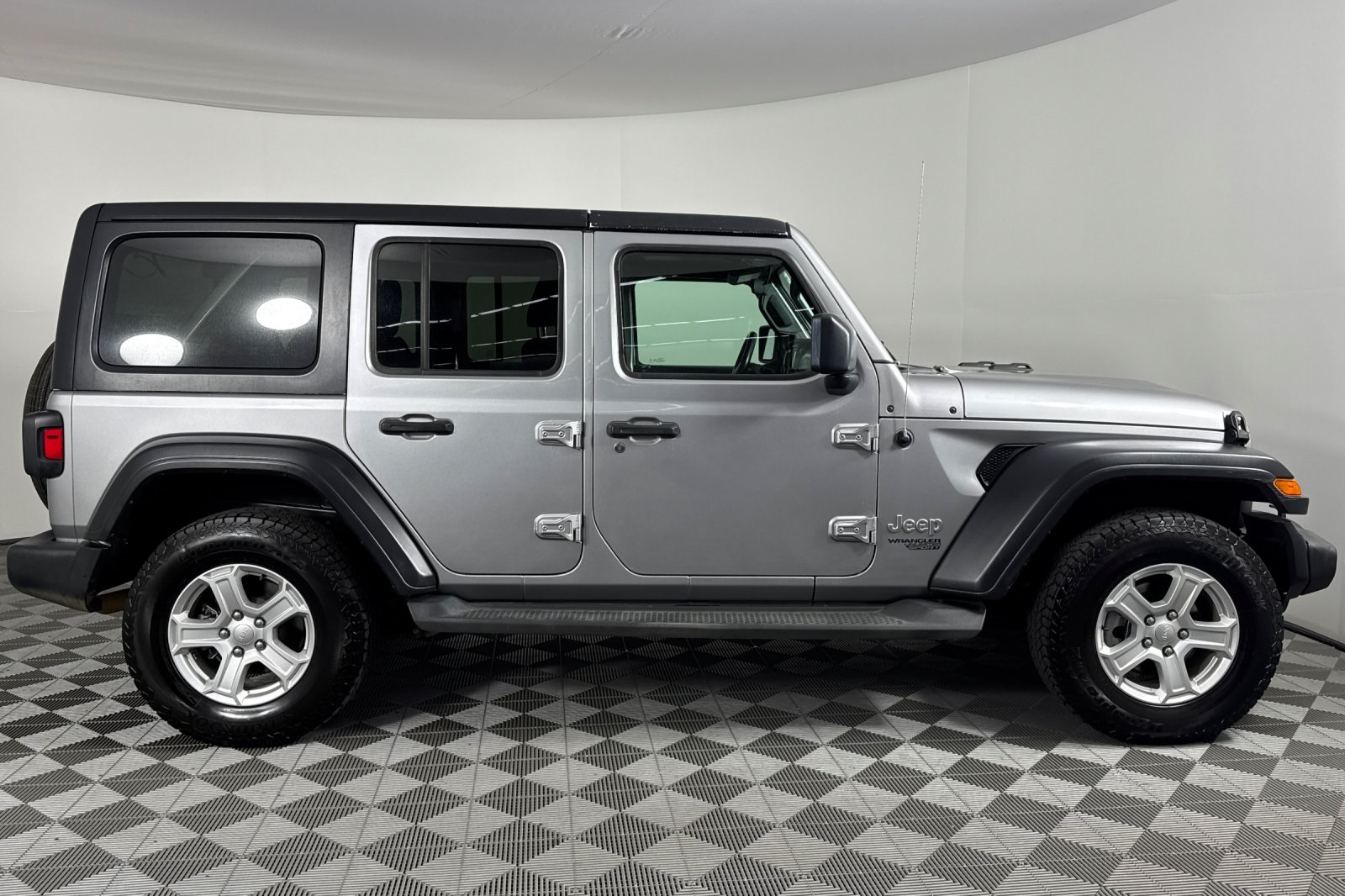 2019 Jeep Wrangler Unlimited Sport S photo 3