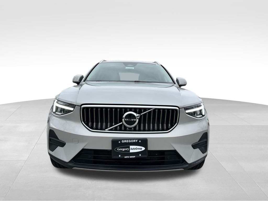 2025 Volvo XC40 Core photo 2
