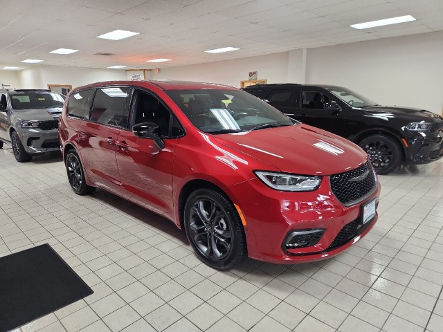 2026 Chrysler Pacifica Select's photo