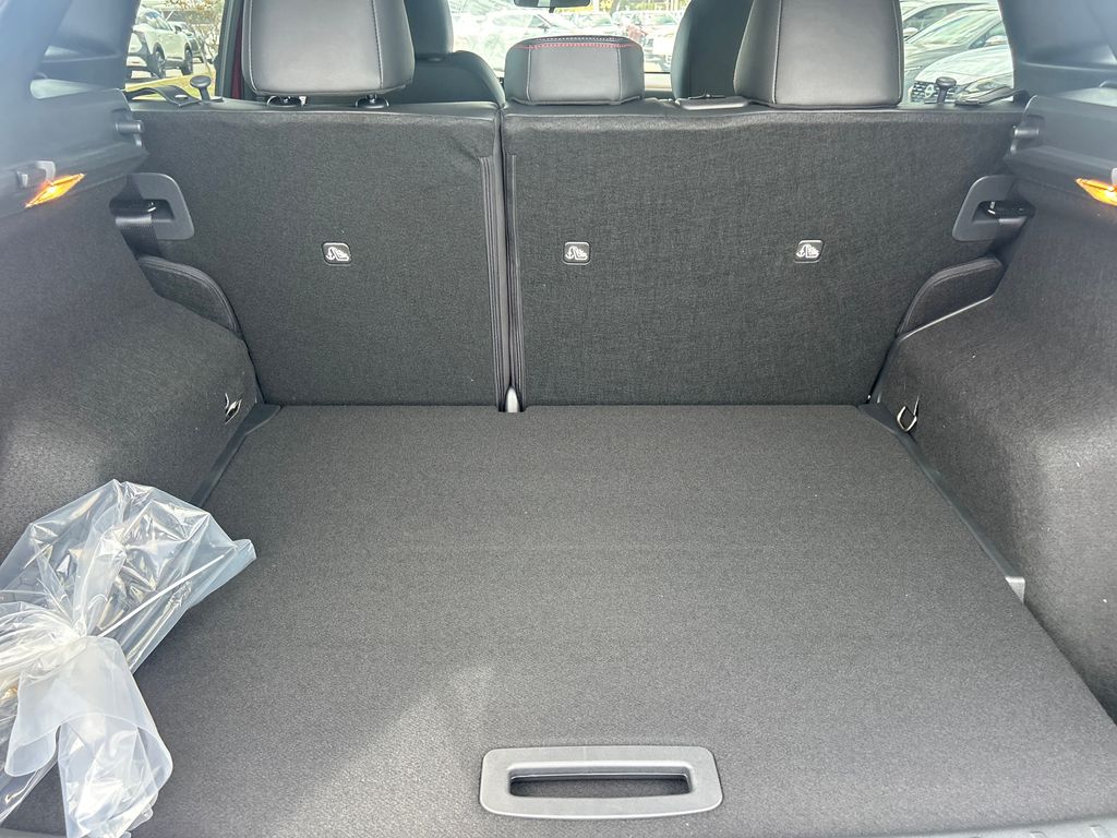 2026 Nissan Kicks SR photo 8