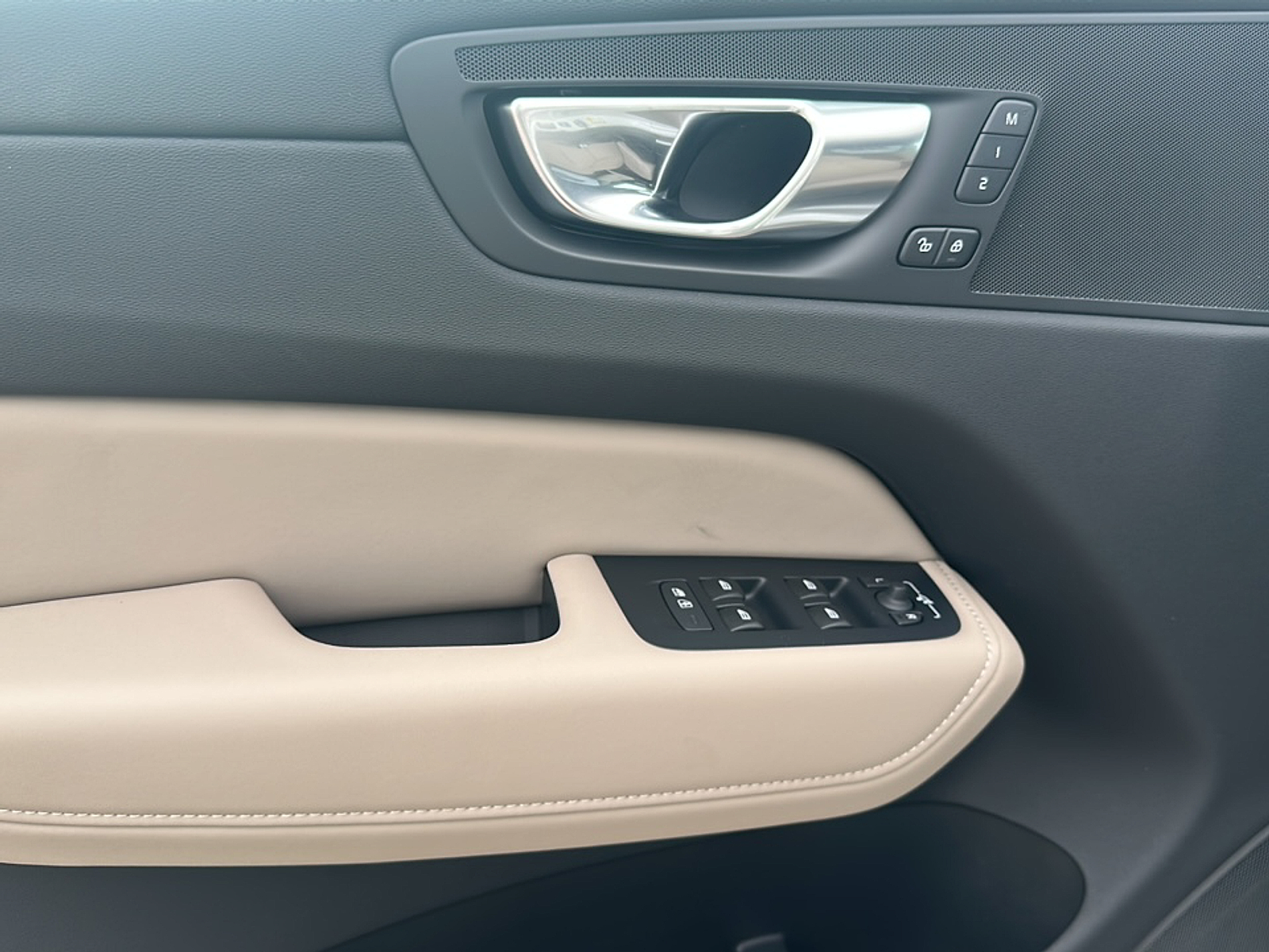 2026 Volvo XC60 B5 Plus photo 4