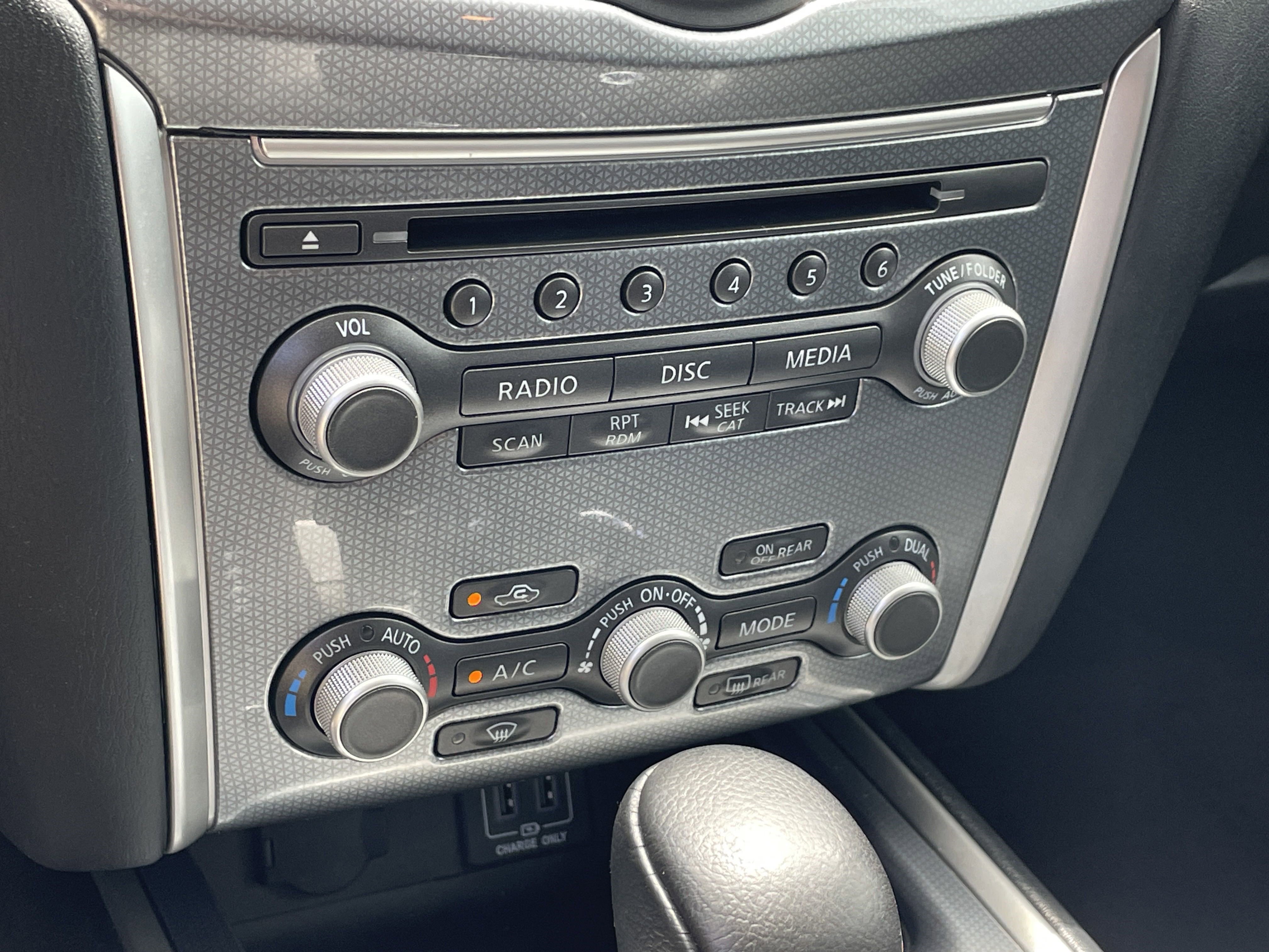 2018 Nissan Pathfinder LE photo 17
