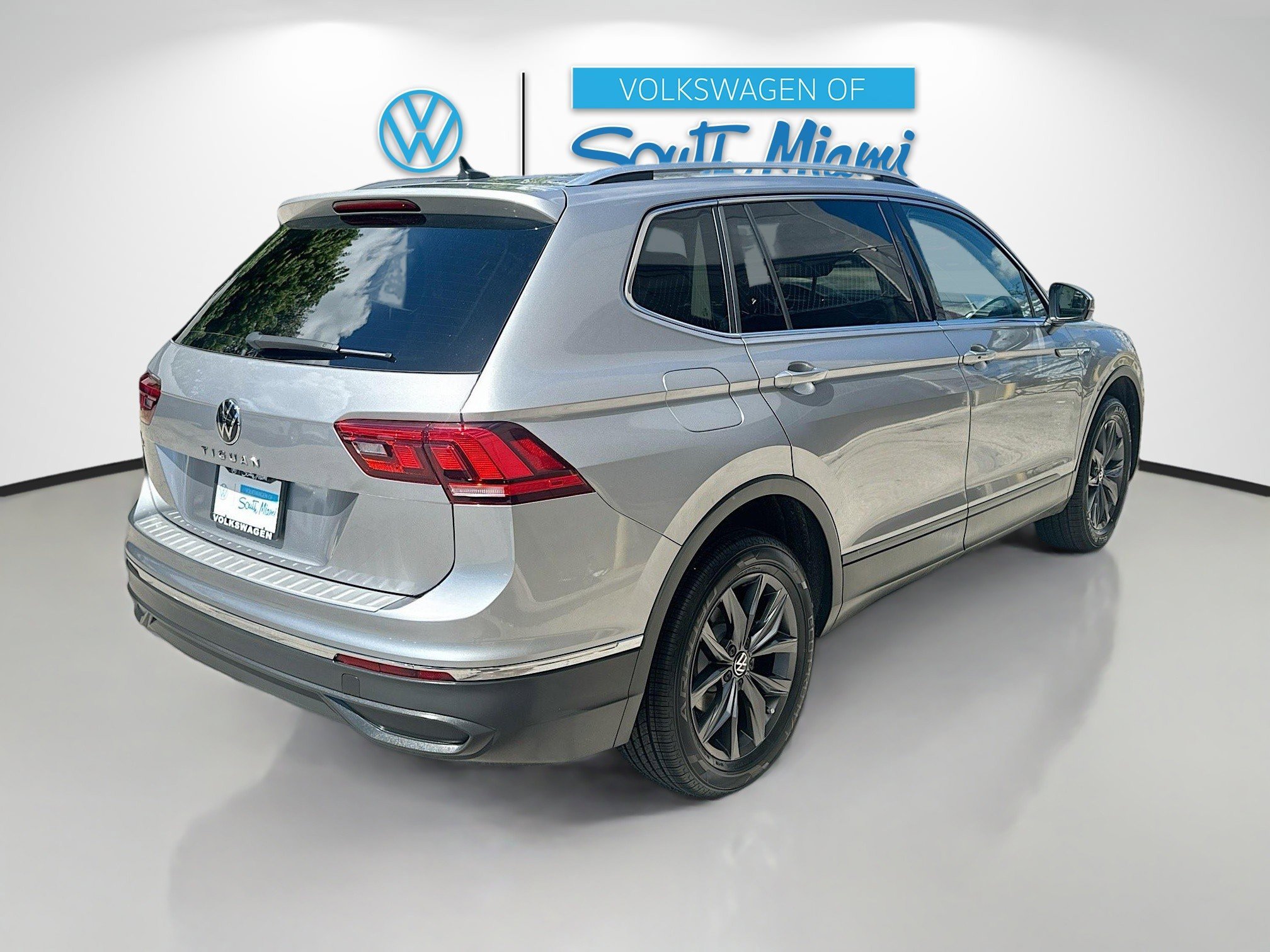 2024 Volkswagen Tiguan SE Wolfsburg Edition photo 3