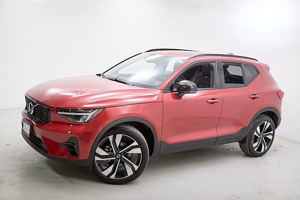 2023 VOLVO XC40 - Image 2