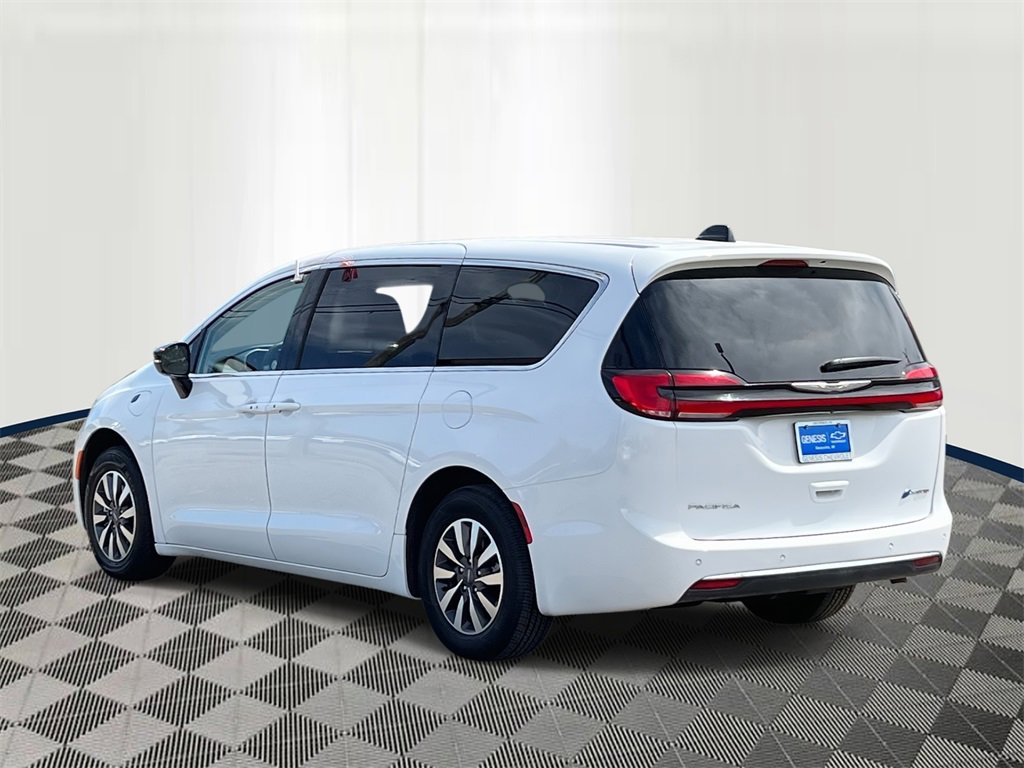 2024 Chrysler Pacifica Hybrid photo 2