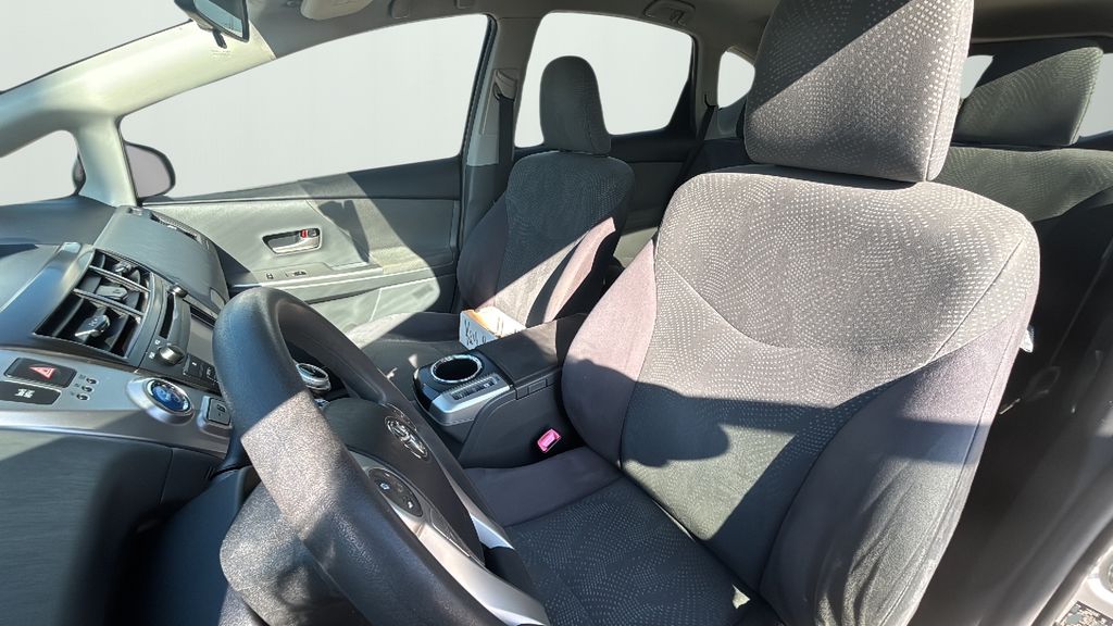 2013 Toyota Prius V Two photo 9