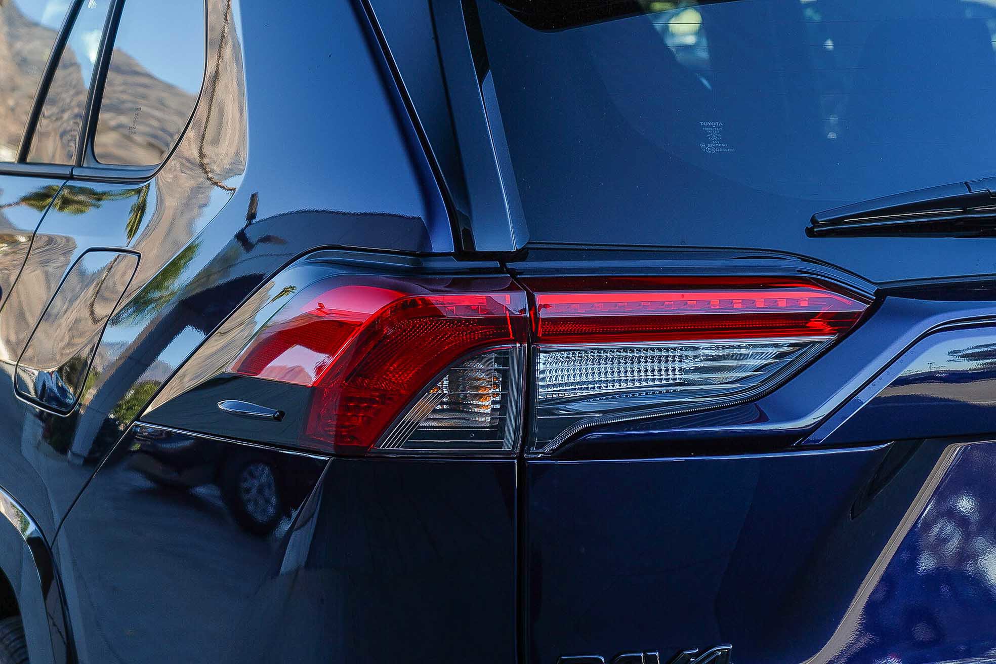 2025 Toyota RAV4 Hybrid SE photo 4