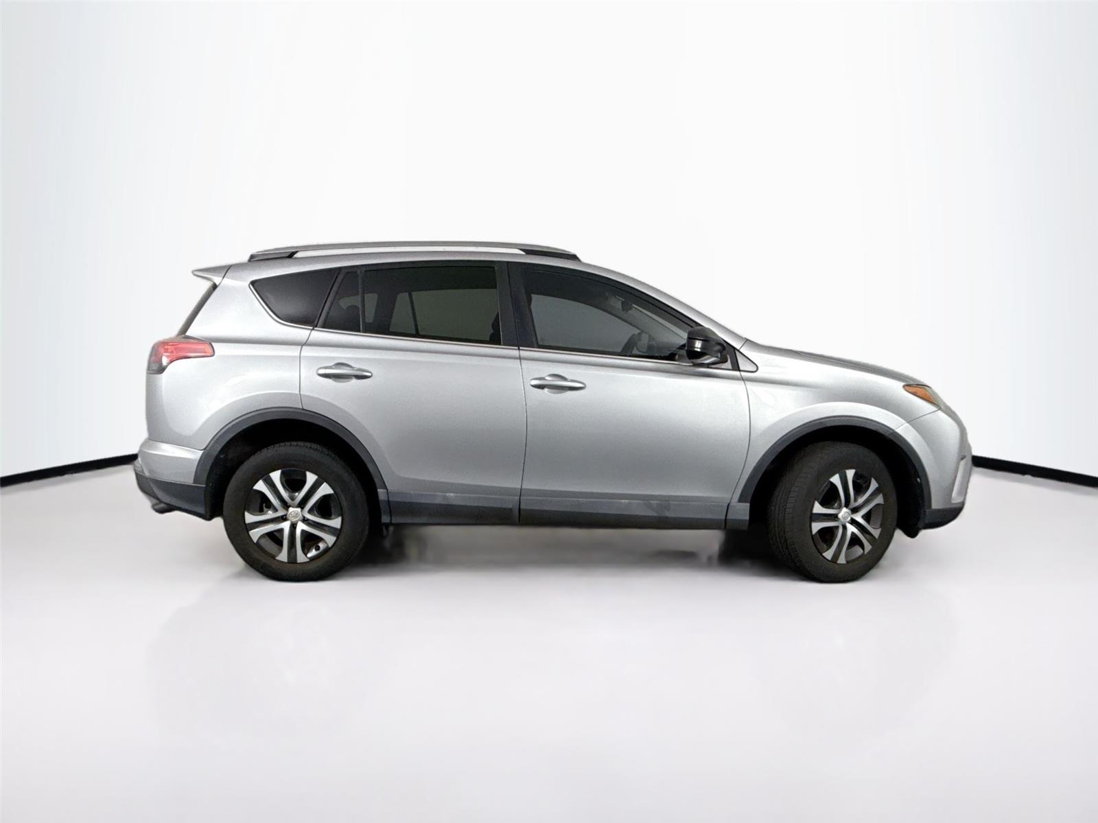 2017 Toyota RAV4 LE photo 4