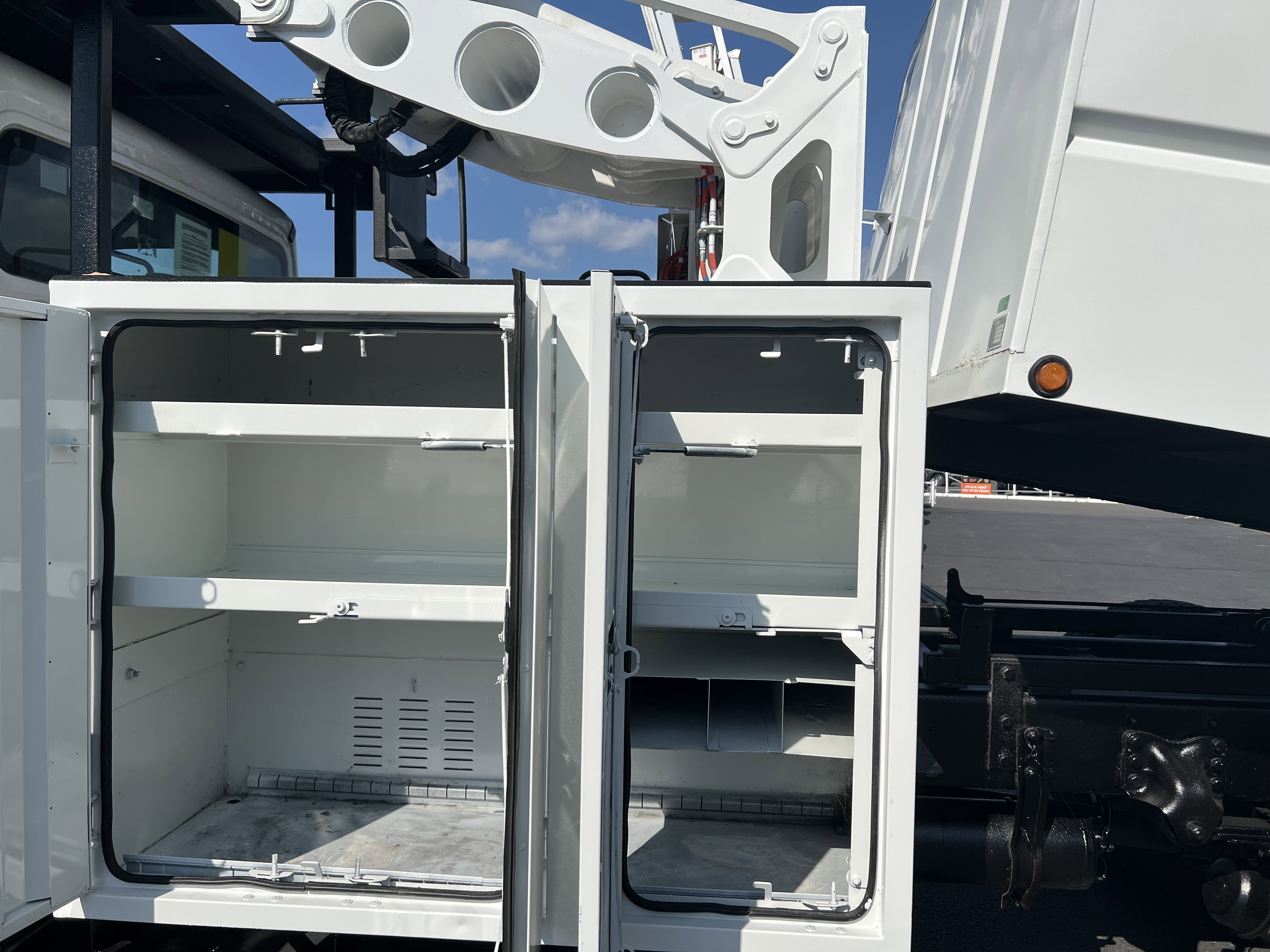 2017 Freightliner M2 106 Medium Duty photo 2
